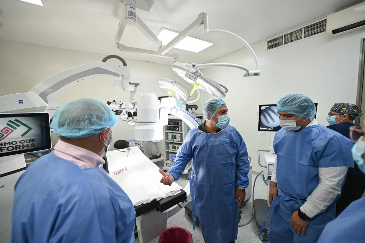 Ramírez Aguilar recorre instalaciones del Hospital Vida Mejor y constata atención médica