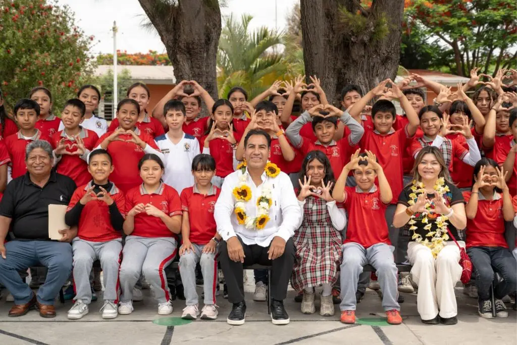 Eduardo Ramírez Aguilar lleva inversión en educación y movilidad a Tzimol