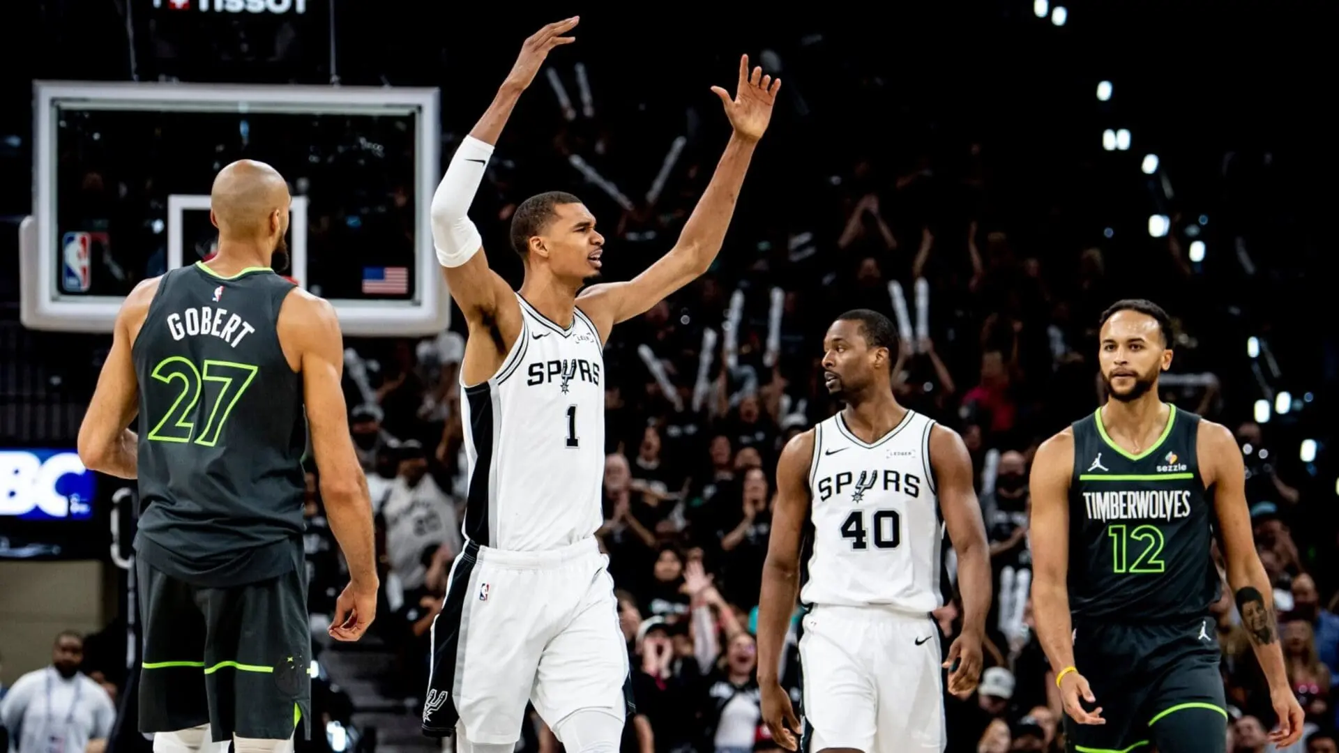 Spurs aplastan a Timberwolves para igualar la serie
