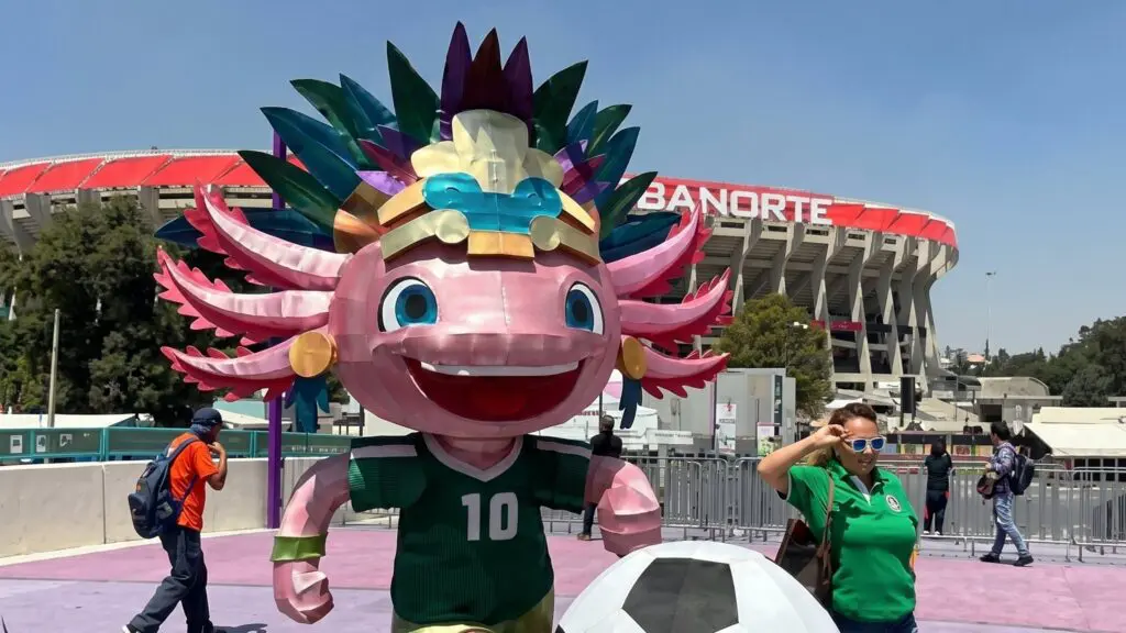 El dilema del ajolote afuera del Estadio Ciudad de México