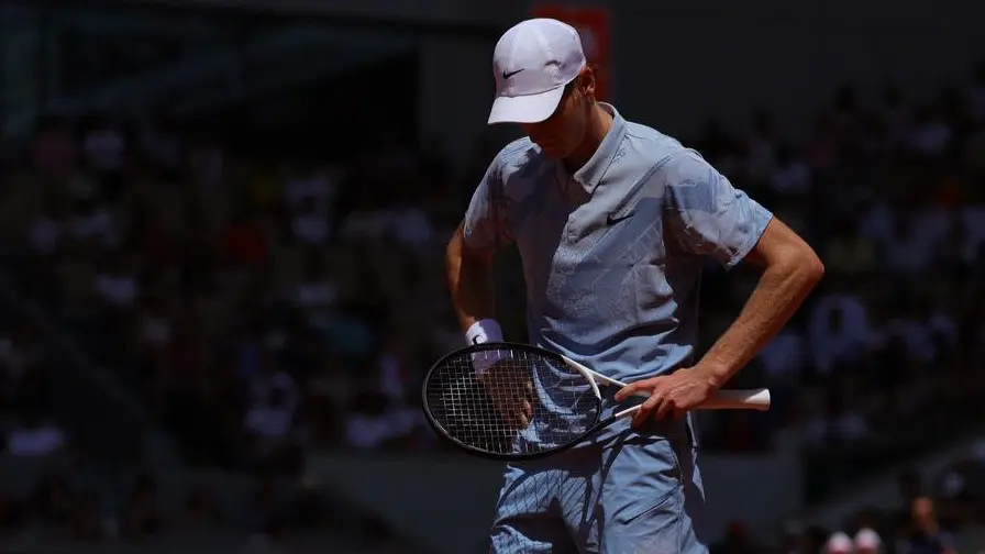 Jannik Sinner pierde Roland Garros por golpe de calor