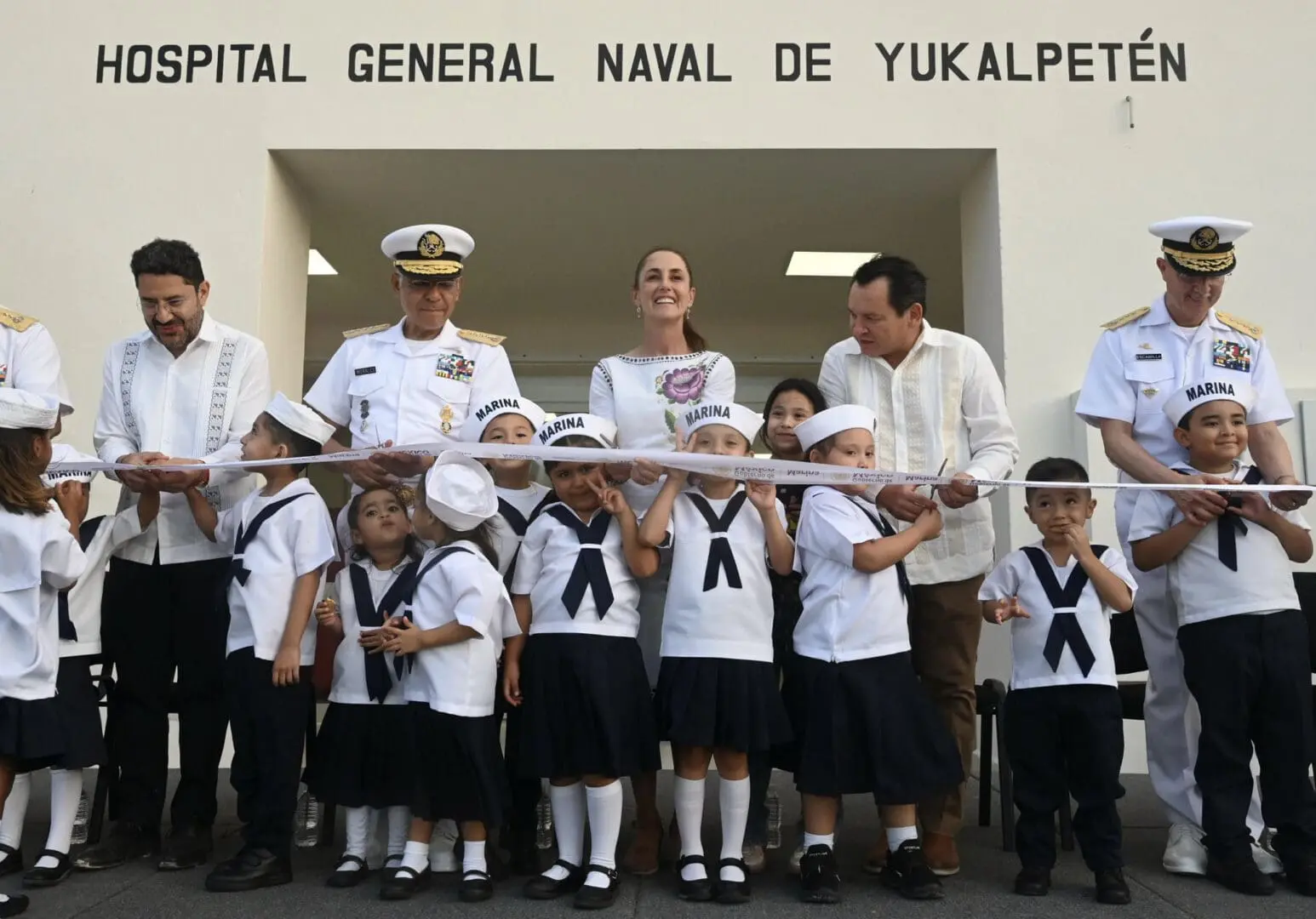 Presidenta inaugura Hospital General Naval de Yukaltepén; beneficiará a 12 mil derechohabientes