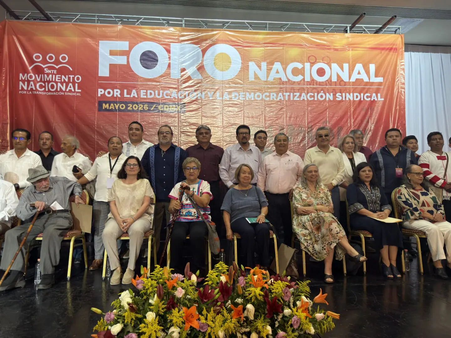 Académicos, líderes sociales y maestros reunidos en el Foro Nacional por la Educación y la Democratización Sindical