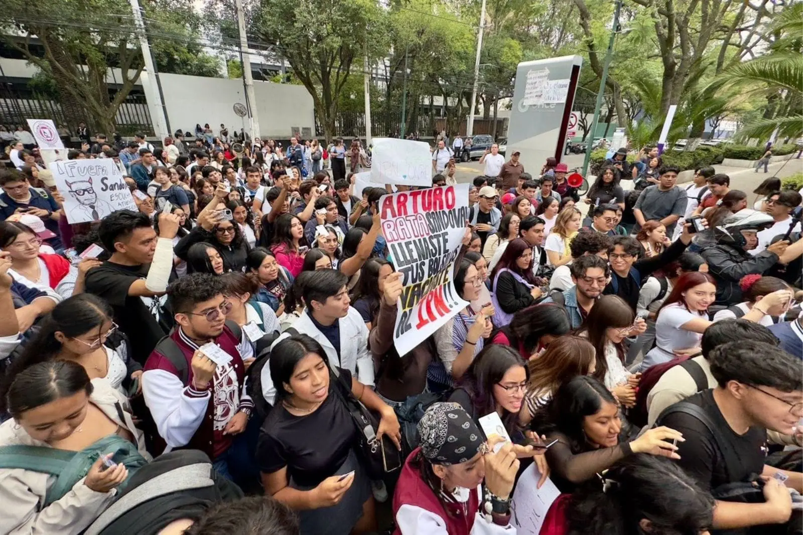 Estudiantes del IPN toman Canal Once y elevan presión sobre la SEP