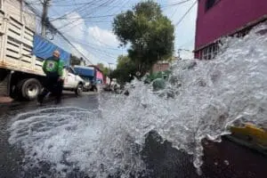 Miles de litros de agua desperdiciados tras fuga en tubería de Iztapalapa