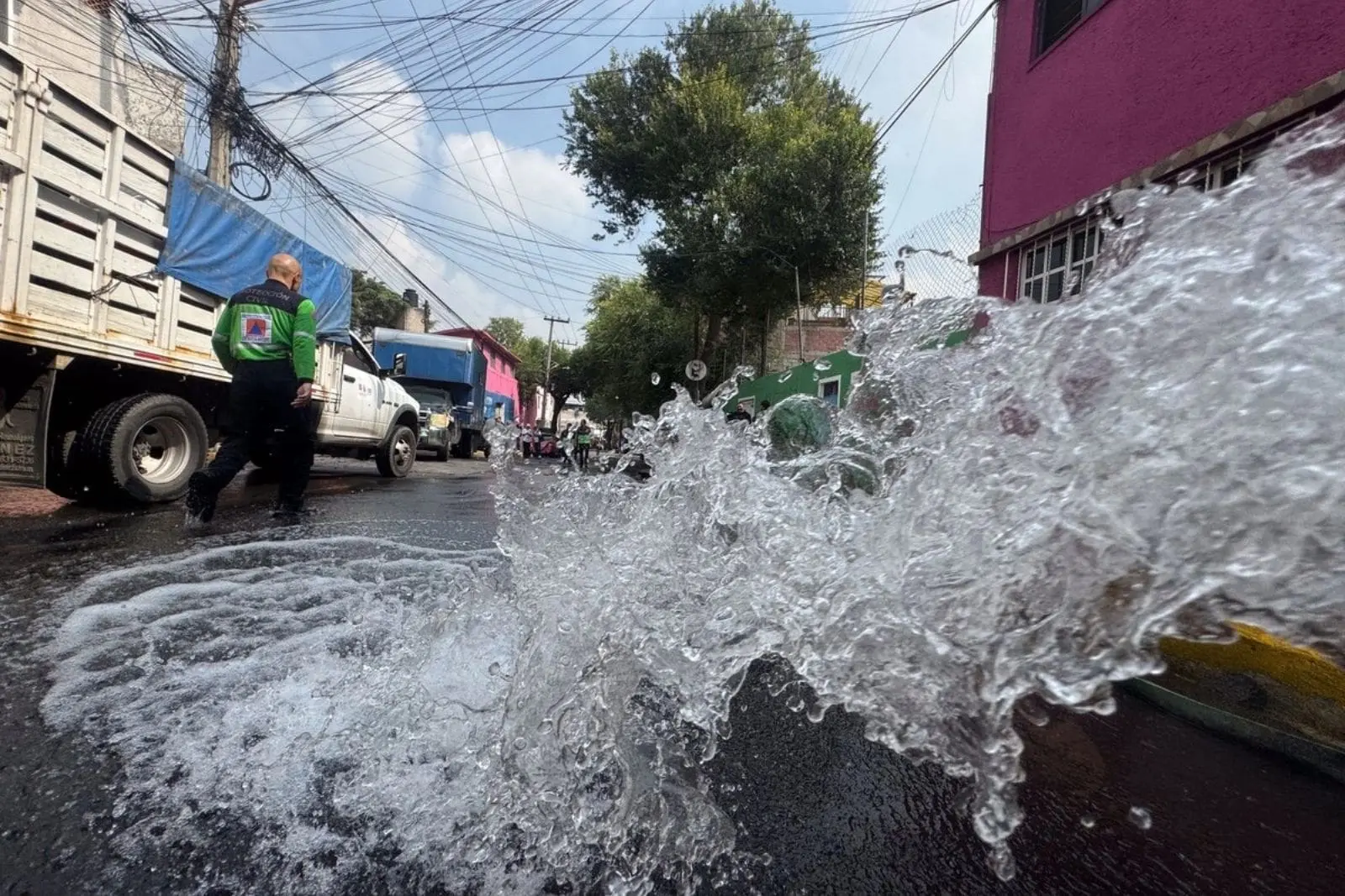 Miles de litros de agua desperdiciados tras fuga en tubería de Iztapalapa