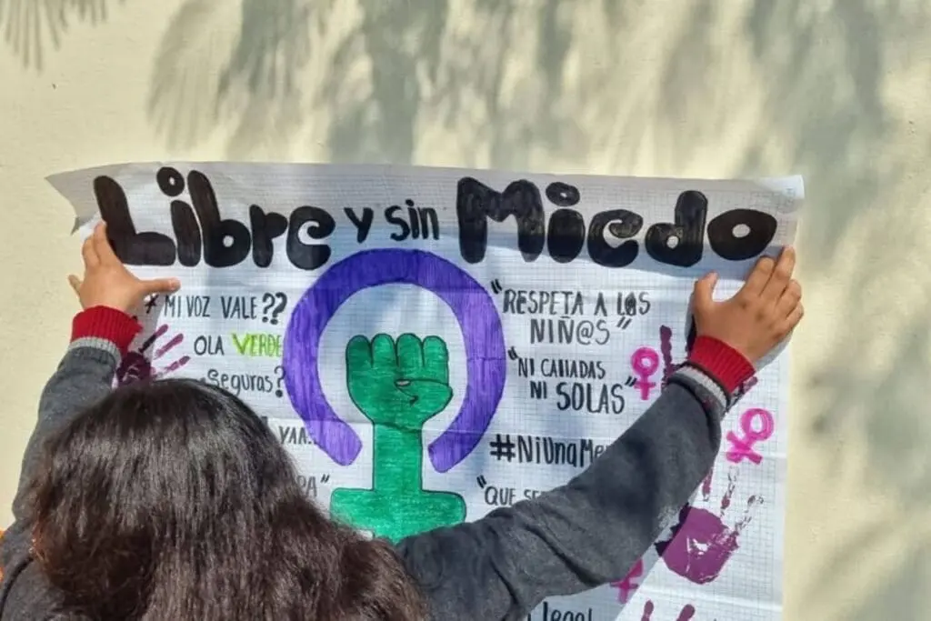 Profesor de Oaxaca, prófugo tras acusaciones de violación; estudiantes exigen justicia y protección