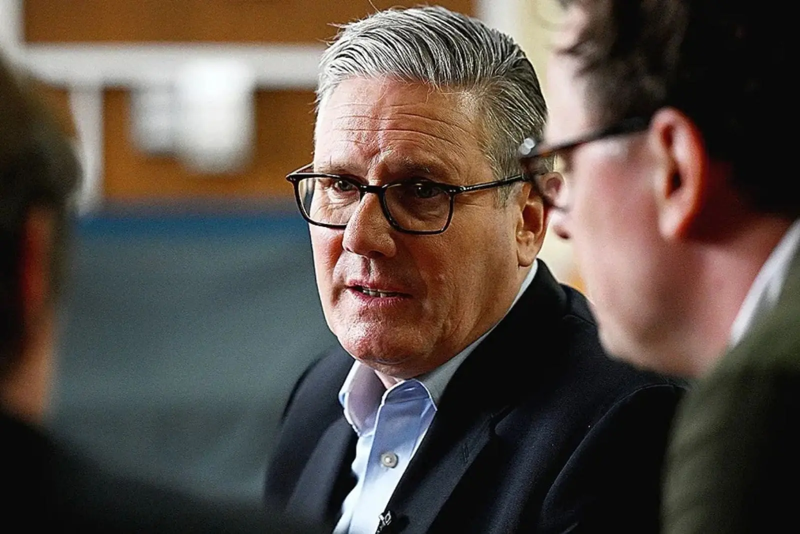 Keir Starmer, primer ministro del Reino Unido, a nada de renunciar tras presiones políticas