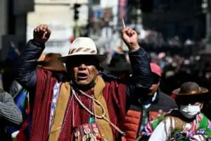 Bolivia: protestan cientos de pobladores contra el gobierno de Rodrigo Paz