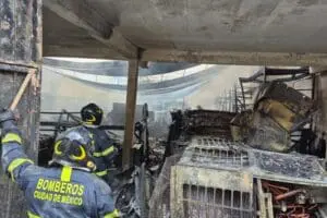 Incendio de cuatro bodegas en Tláhuac origina evacuación de 300 personas