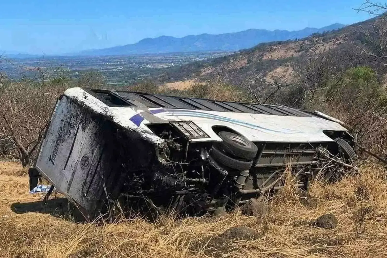Tragedia en Nayarit: volcadura de autobús deja 11 muertos y más de 15 heridos
