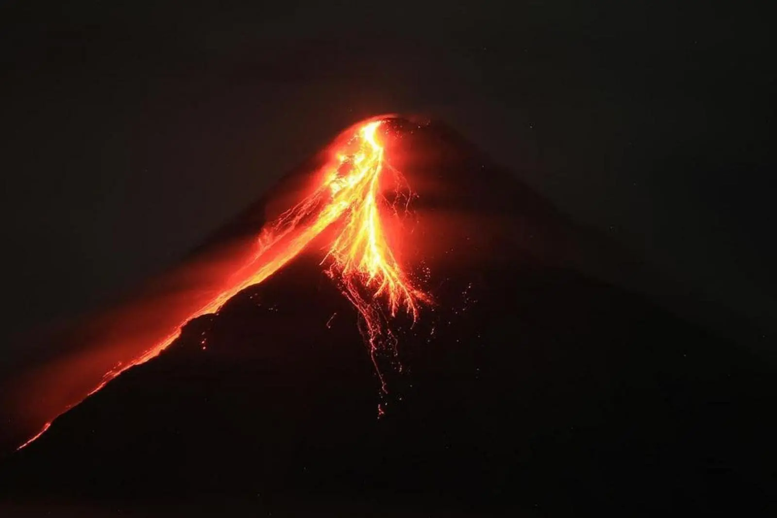 Más de 5000 evacuados tras erupción del volcán Mayón en Filipinas