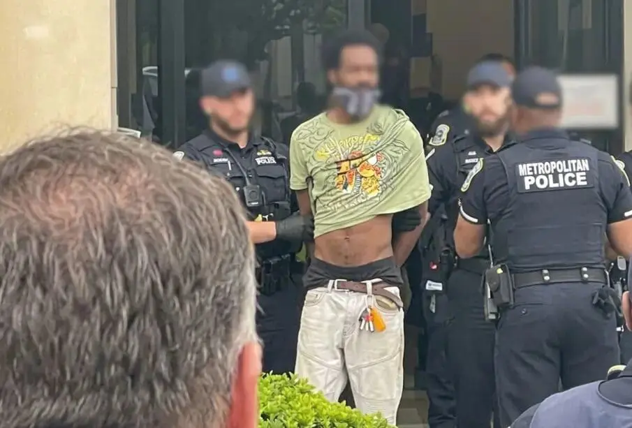 Aprehenden a sujeto armado que irrumpió en el Instituto Cultural Mexicano en EU