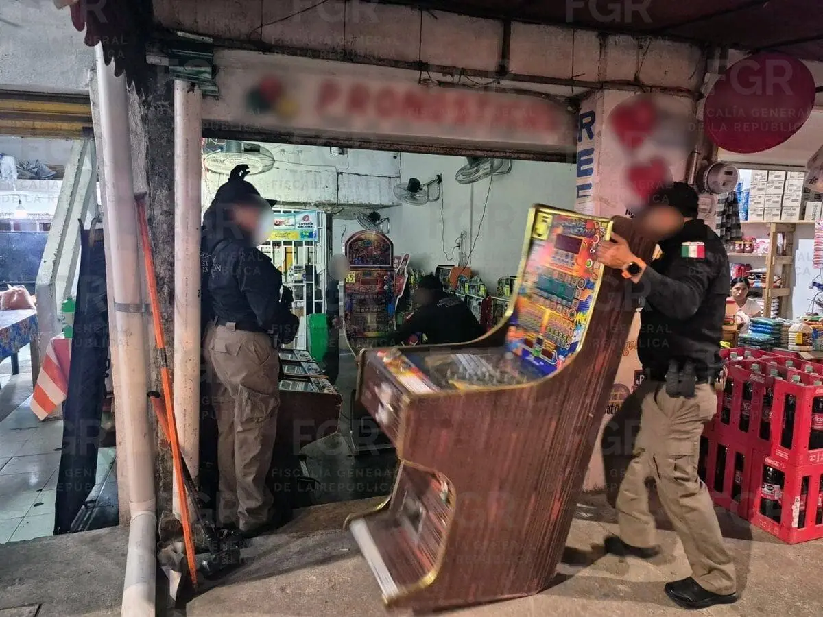 Fuerzas federales y estatales confiscan 23 máquinas tragamonedas en Tapachula, cerca de varias escuelas, tras un operativo de seguridad.