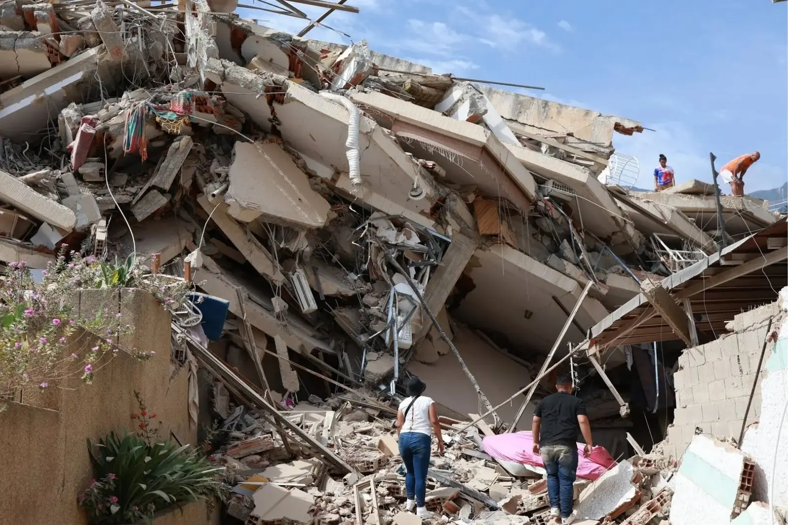 Doble terremoto deja cerca de mil 500 muertos en Venezuela