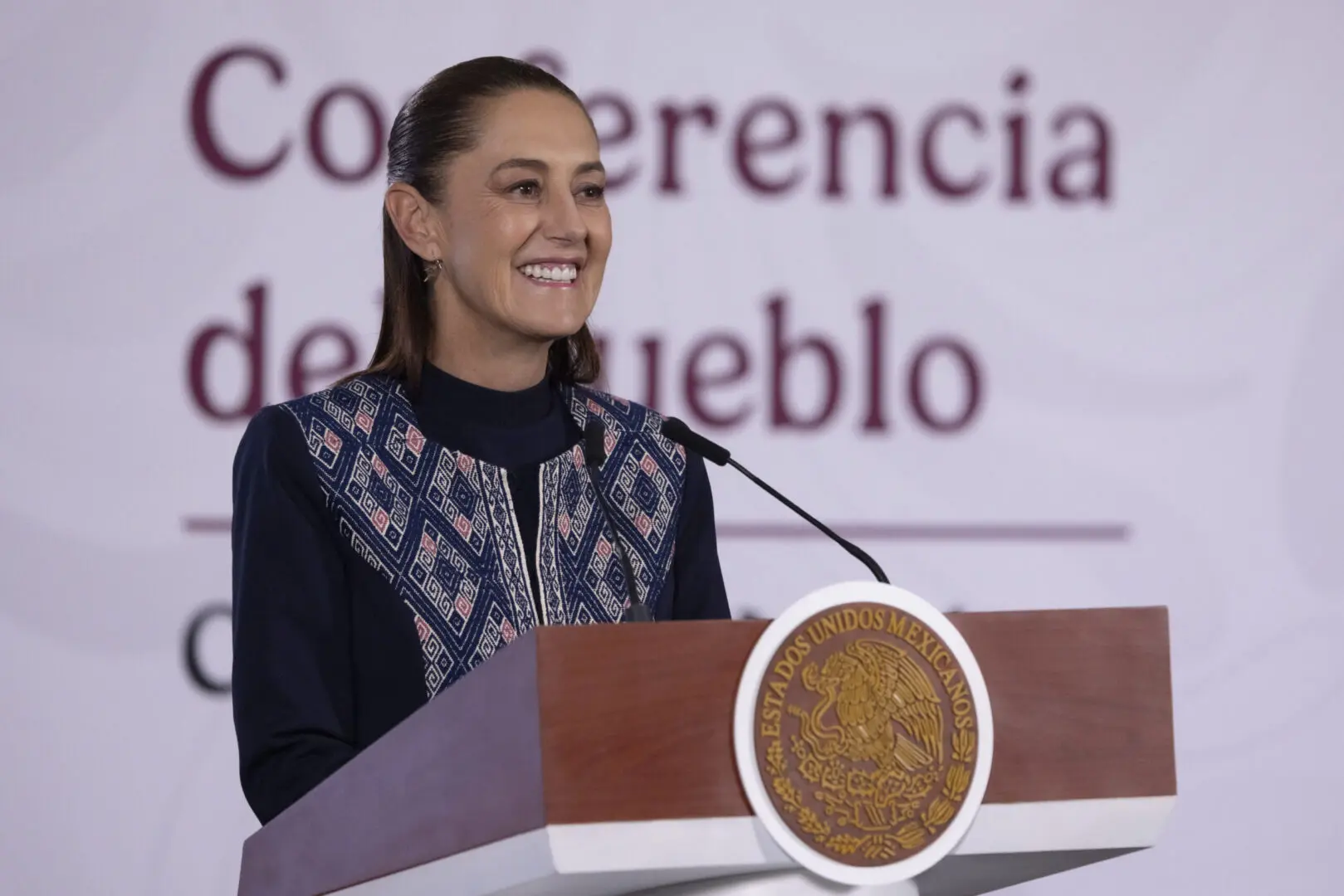 Cuauhtémoc, Ciudad de México, México, 18 de junio de 2026. 
La doctora Claudia Sheinbaum Pardo, presidenta Constitucional de los Estados Unidos Mexicanos en conferencia de prensa matutina, “Conferencia del Pueblo” desde el Salón Tesorería de Palacio Nacional. La acompañan José Antonio Peña Merino, secretario de la Agencia de Transformación Digital y Telecomunicaciones y Angélica Noemí Juárez Pérez, Subsecretaria de Educación Básica y encargada de la sección “Mujeres en la Historia”.
Foto: Carlos Ramos Mamahua / Presidencia