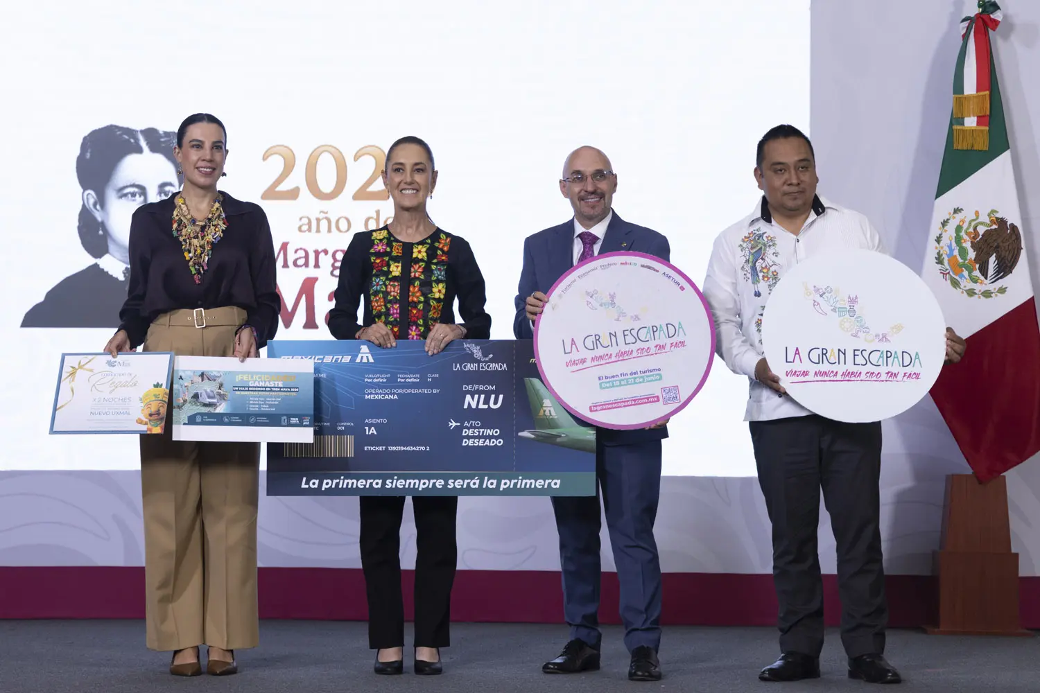 Cuauhtémoc, Ciudad de México, México, 19 de junio de 2026. 
La doctora Claudia Sheinbaum Pardo, presidenta Constitucional de los Estados Unidos Mexicanos en conferencia de prensa matutina, “Conferencia del Pueblo” desde el Salón Tesorería de Palacio Nacional. La acompañan Josefina Rodríguez Zamora, secretaria de Turismo; Octavio de la Torre, presidente Concanaco Servytur y Bulmaro Juárez Pérez, divulgador de lenguas originarias, presentador de la sección “Suave Patria”. 
Foto: Juan Carlos Buenrostro / Presidencia