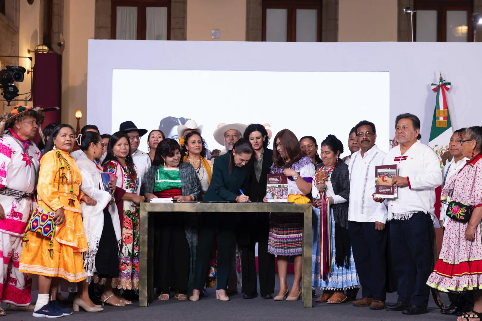 Claudia Sheinbaum firma convocatoria para consulta de la Ley General de Derechos de los Pueblos Indígenas y Afromexicanos