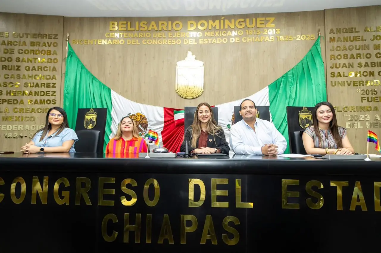 Officials at Chiapas state congress with Mexican flag