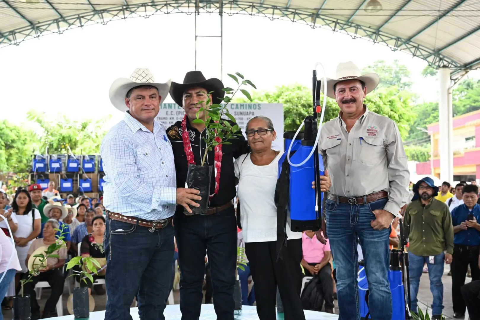 Eduardo Ramírez entrega apoyos al sector productivo en la Región Norte