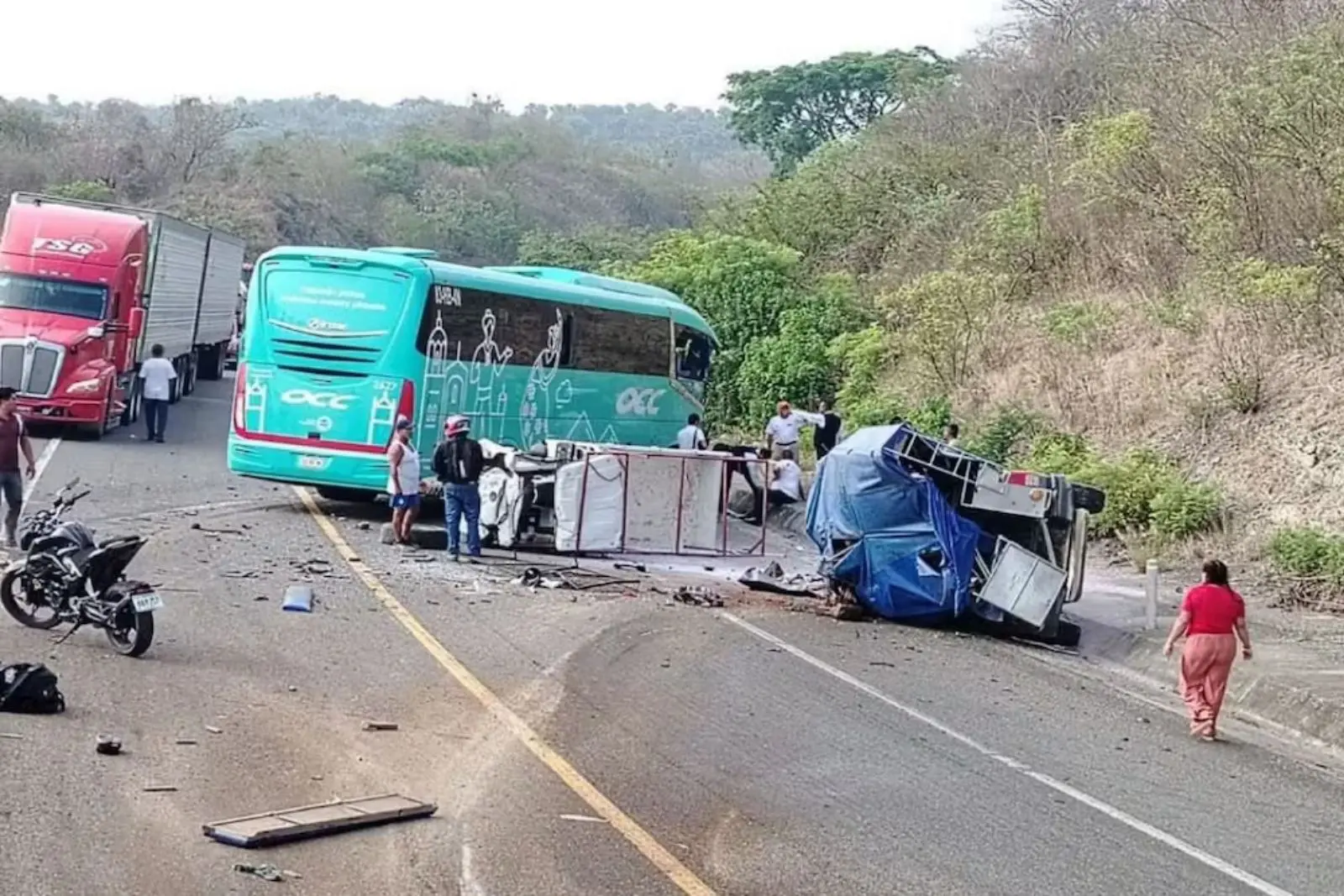 Choque entre autobús, trimoto y camioneta deja seis personas muertas en Oaxaca