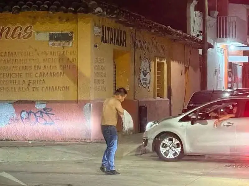 Delincuentes disfrazados de repartidores roban 200 mil pesos a comerciante en Tuxtla