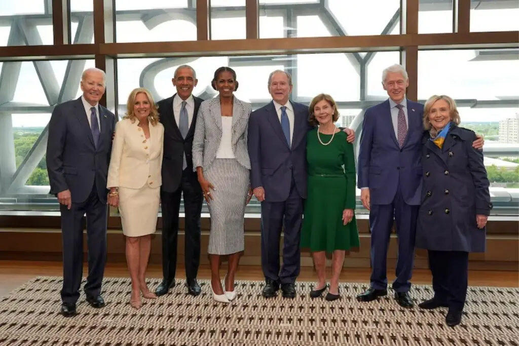 Barack Obama aprovecha inauguración de biblioteca y pide un Estados Unidos "sin reyes"