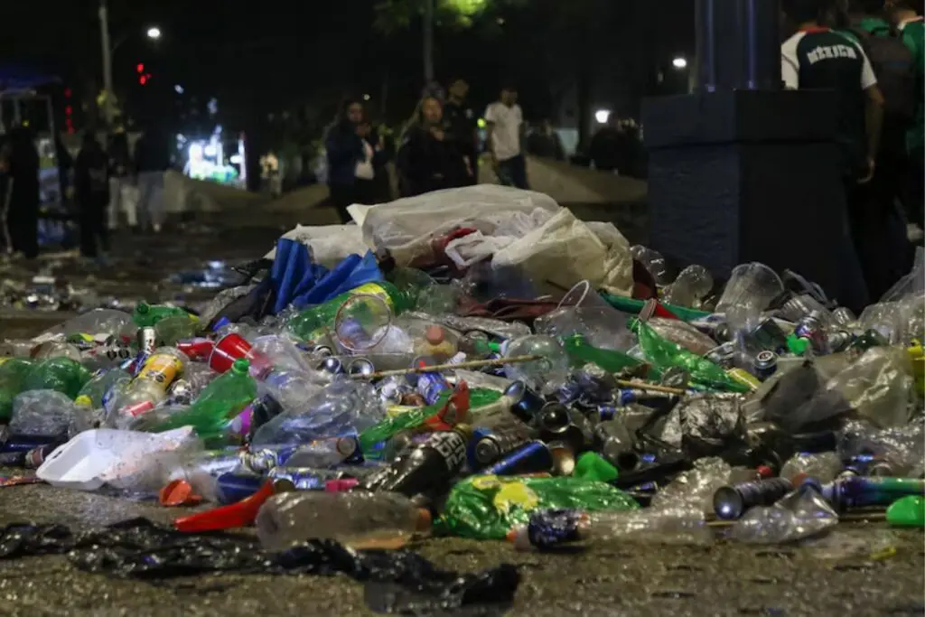 Paseo de la Reforma amanece cubierto de basura tras multitudinaria celebración mundialista