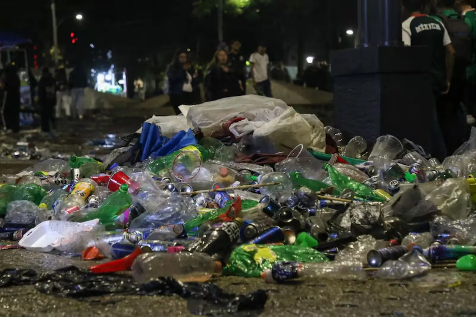 Paseo de la Reforma amanece cubierto de basura tras multitudinaria celebración mundialista
