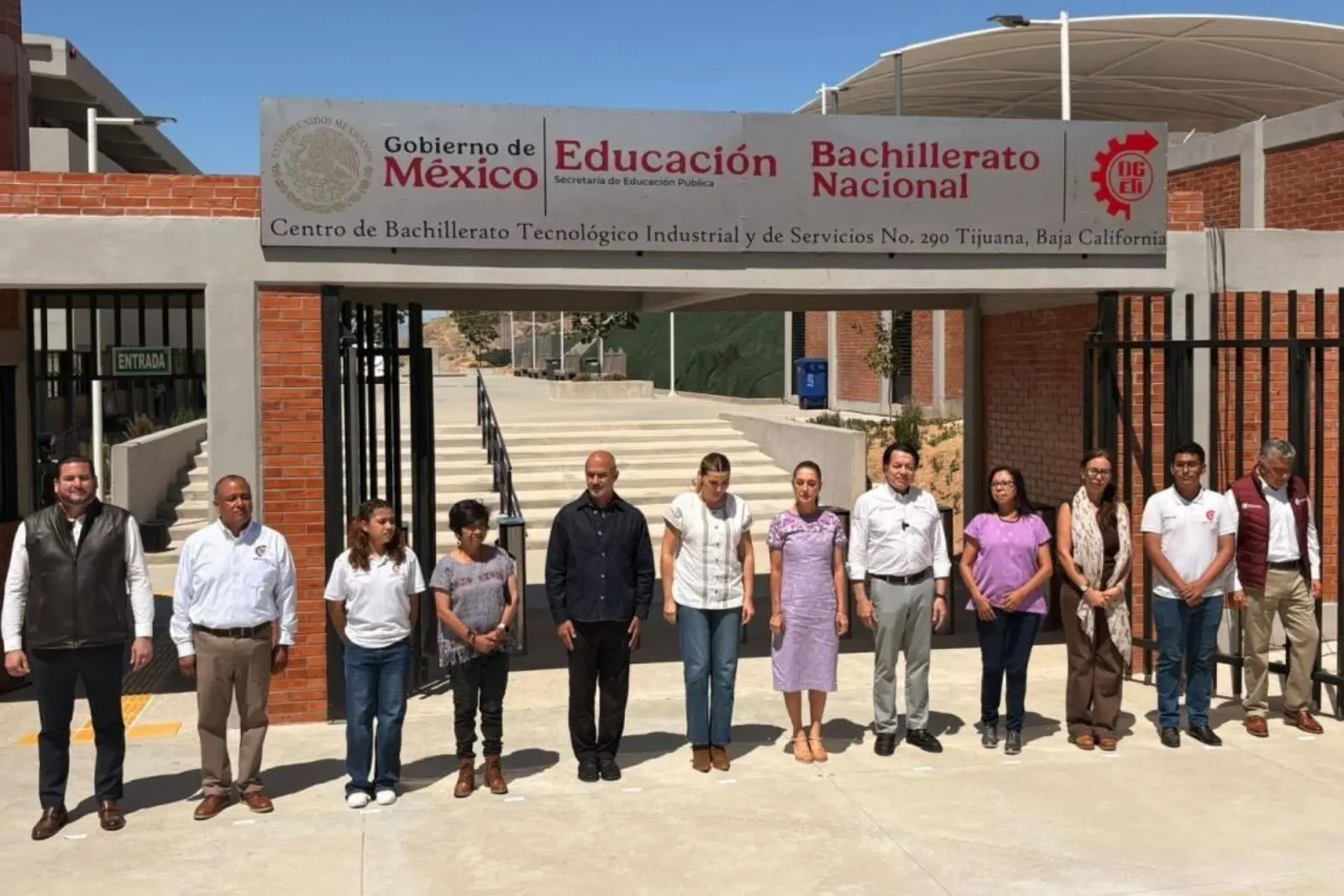 Claudia Sheinbaum inaugura CBTIS 290 en Tijuana junto a estudiantes y robots