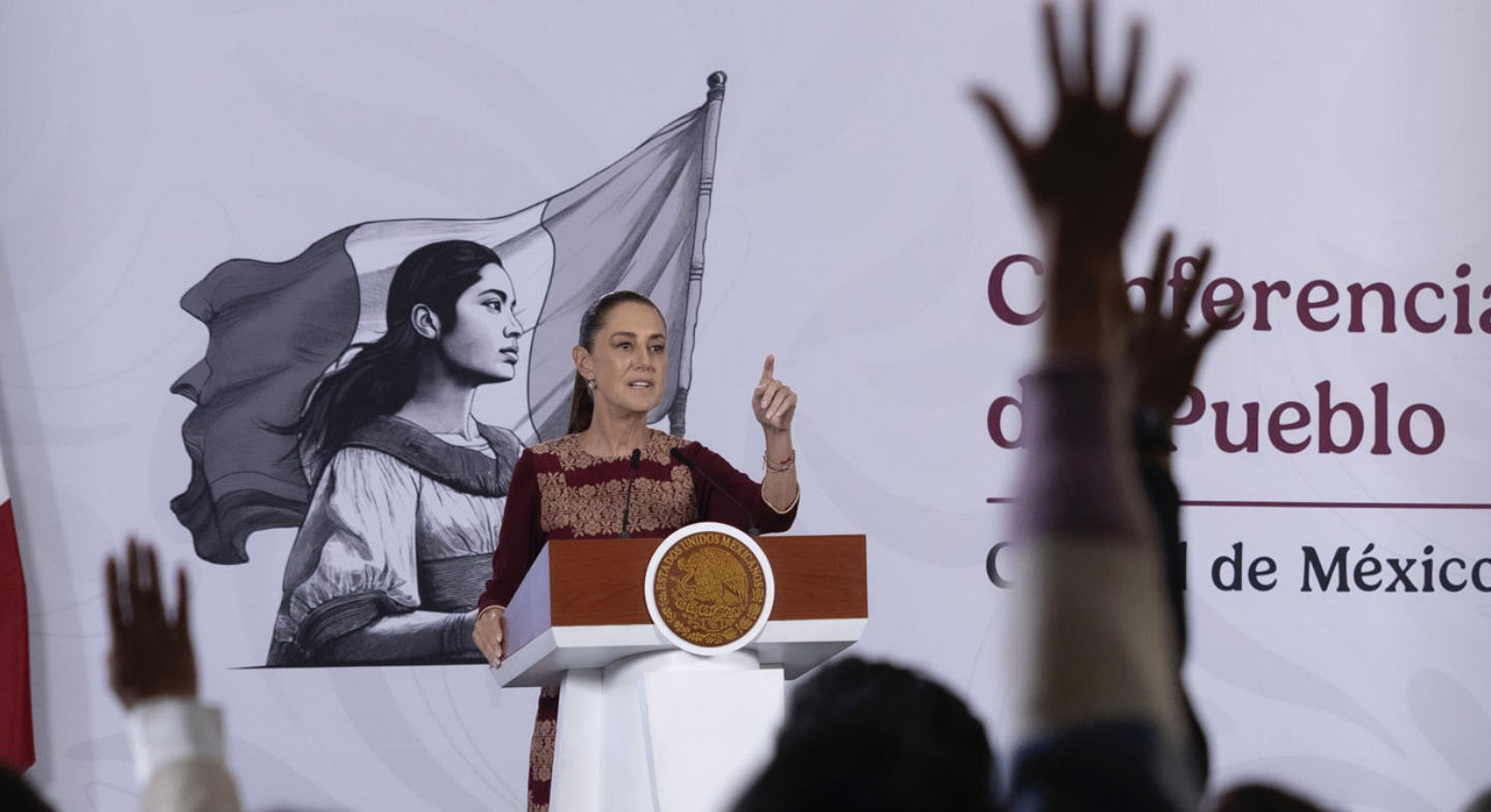 Claudia Sheinbaum durante conferencia matutina en Palacio Nacional hablando sobre atención a colectivos de búsqueda
