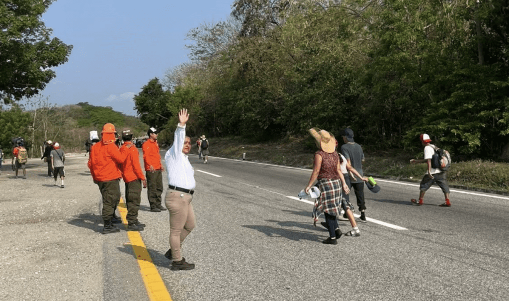 Caravana migrante avanza por Chiapas y descansa en Mapastepec