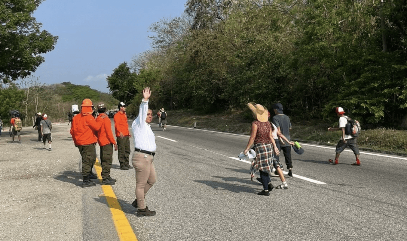 Caravana migrante avanza por Chiapas y descansa en Mapastepec