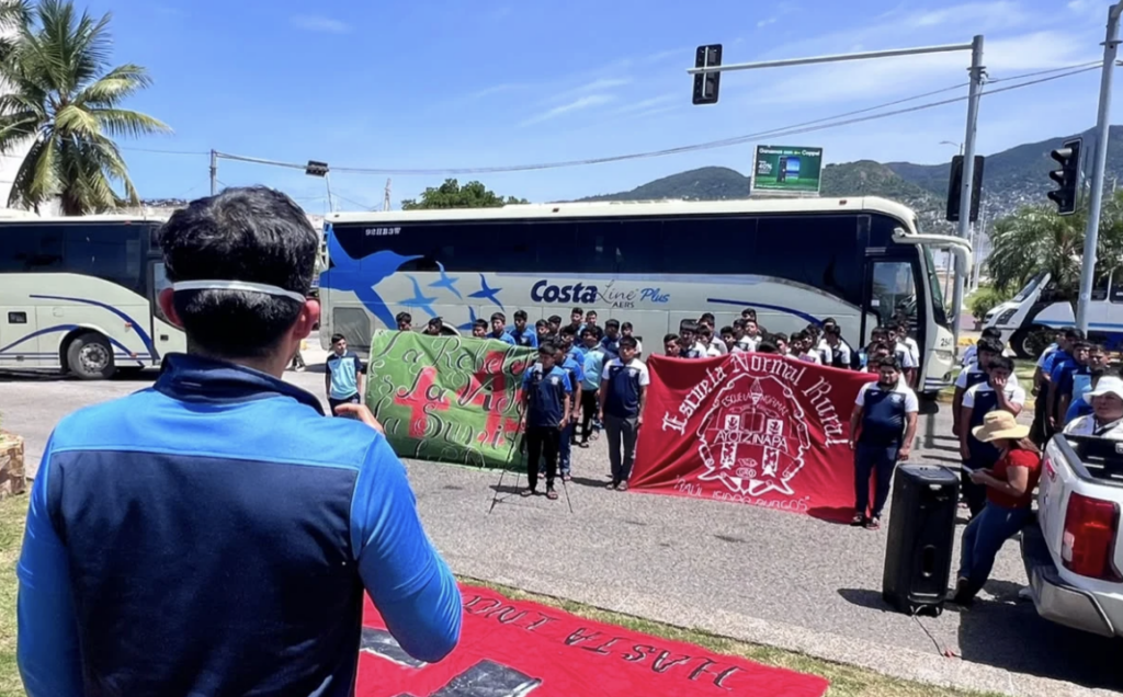 Estudiantes de Ayotzinapa marchan en Iguala y exigen justicia por los 43 desaparecidos en 2014 durante una jornada de protesta