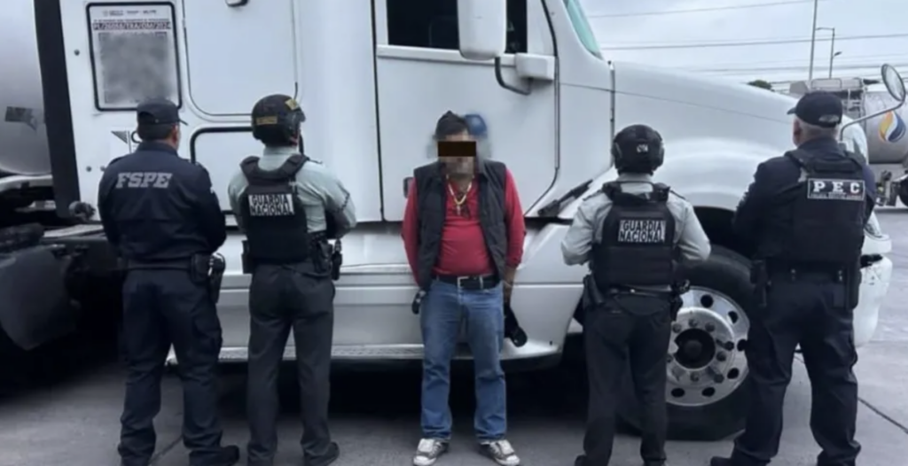 Detención de chofer en operativo contra combustible ilícito en carretera 47D