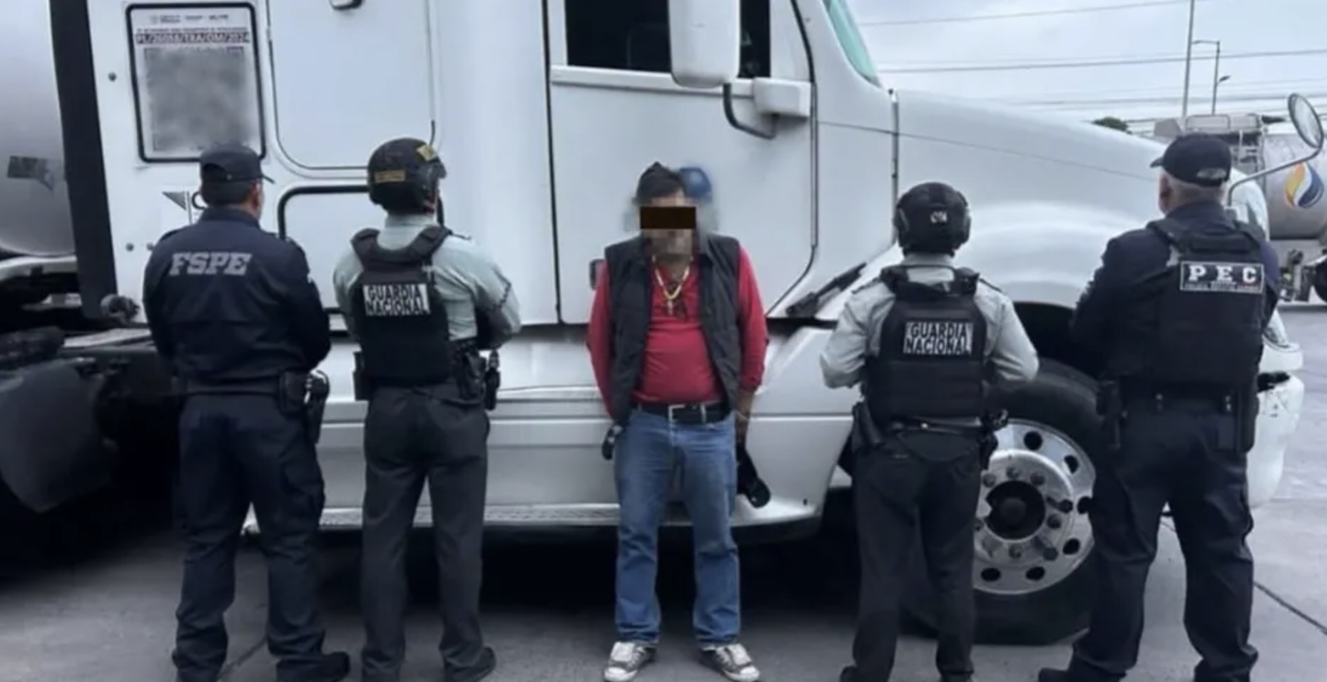 Detención de chofer en operativo contra combustible ilícito en carretera 47D
