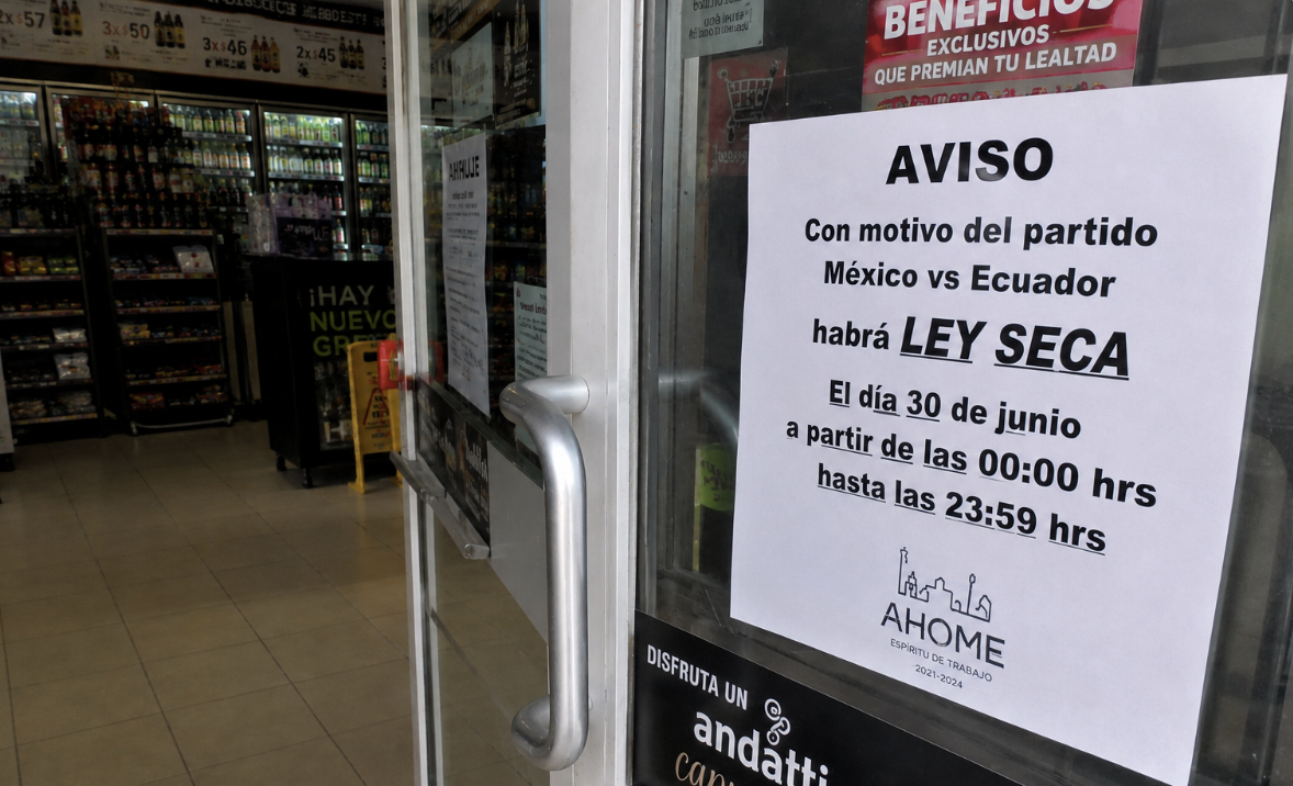 Aviso de ley seca colocado en una tienda por el partido entre México y Ecuador en la Ciudad de México.