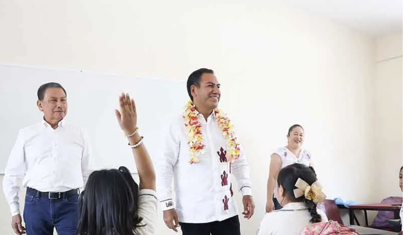 Eduardo Ramírez inaugura aulas didácticas y entrega mochilas a estudiantes en Tuxtla Gutiérrez