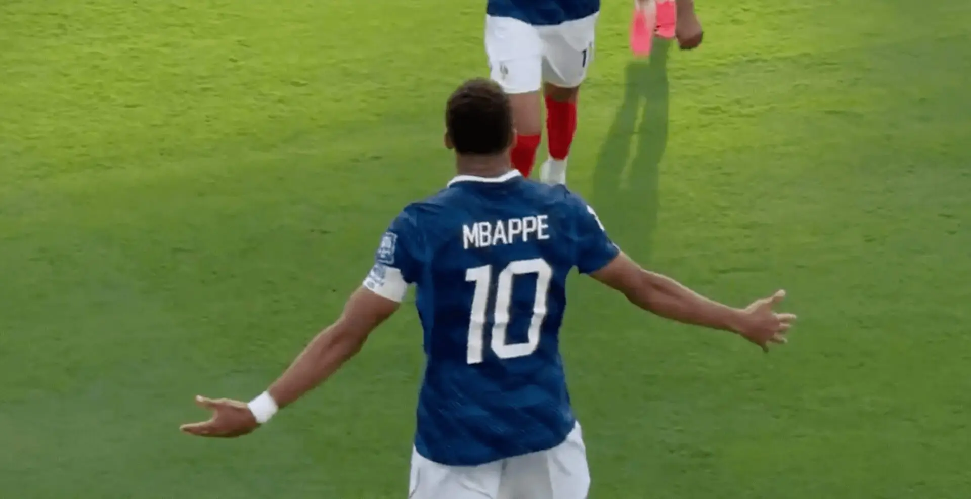 La selección de Francia avanzó a octavos de final tras derrotar con autoridad a Suecia, con un doblete de Kylian Mbappé.