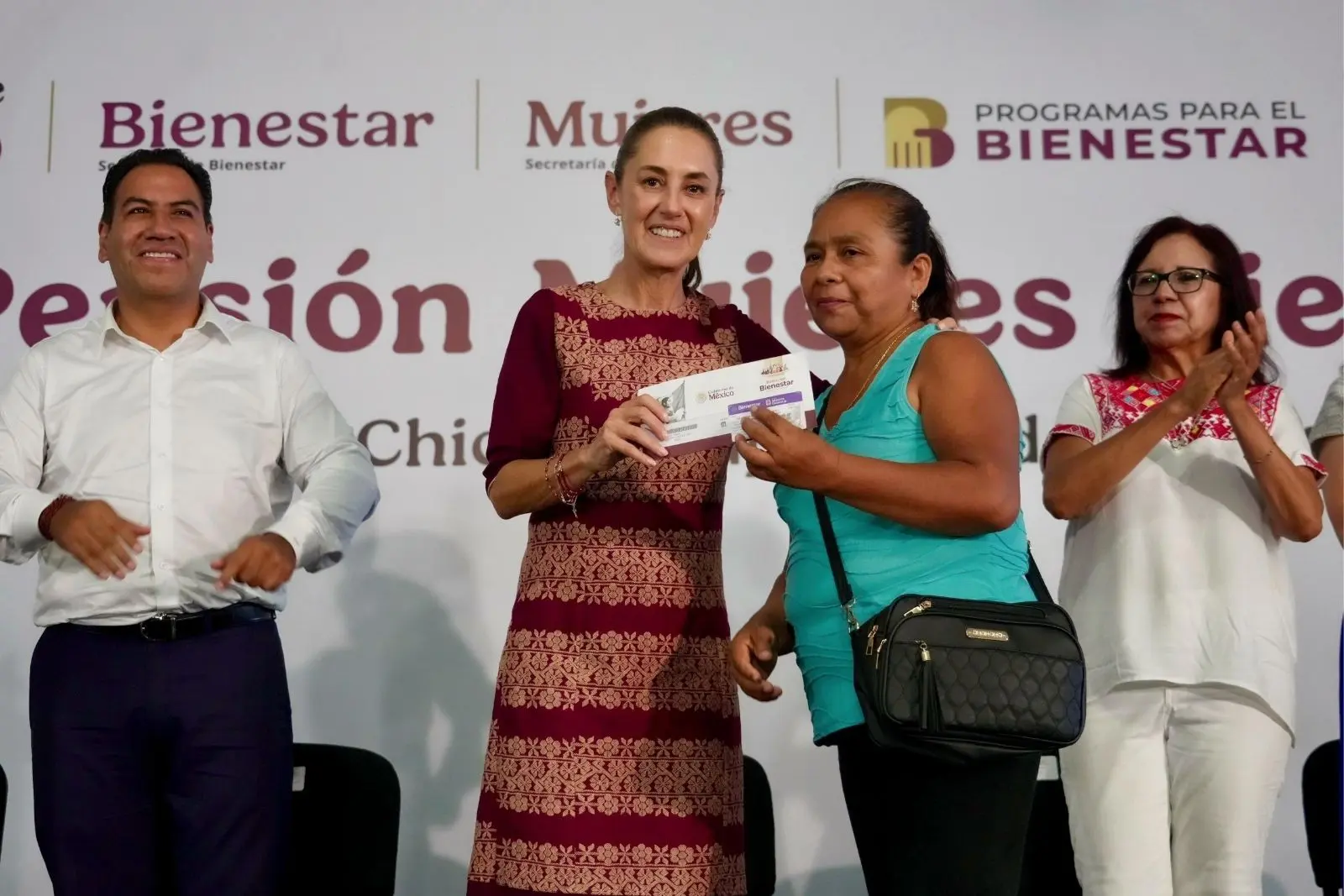 Claudia Sheinbaum entrega Becas Rita Cetina y Pensión Mujeres Bienestar en Chiapas