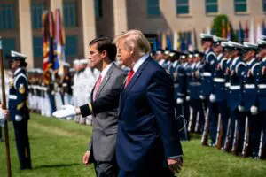 Donald Trump reúne a gigantes de industria militar para acelerar producción de misiles y armas