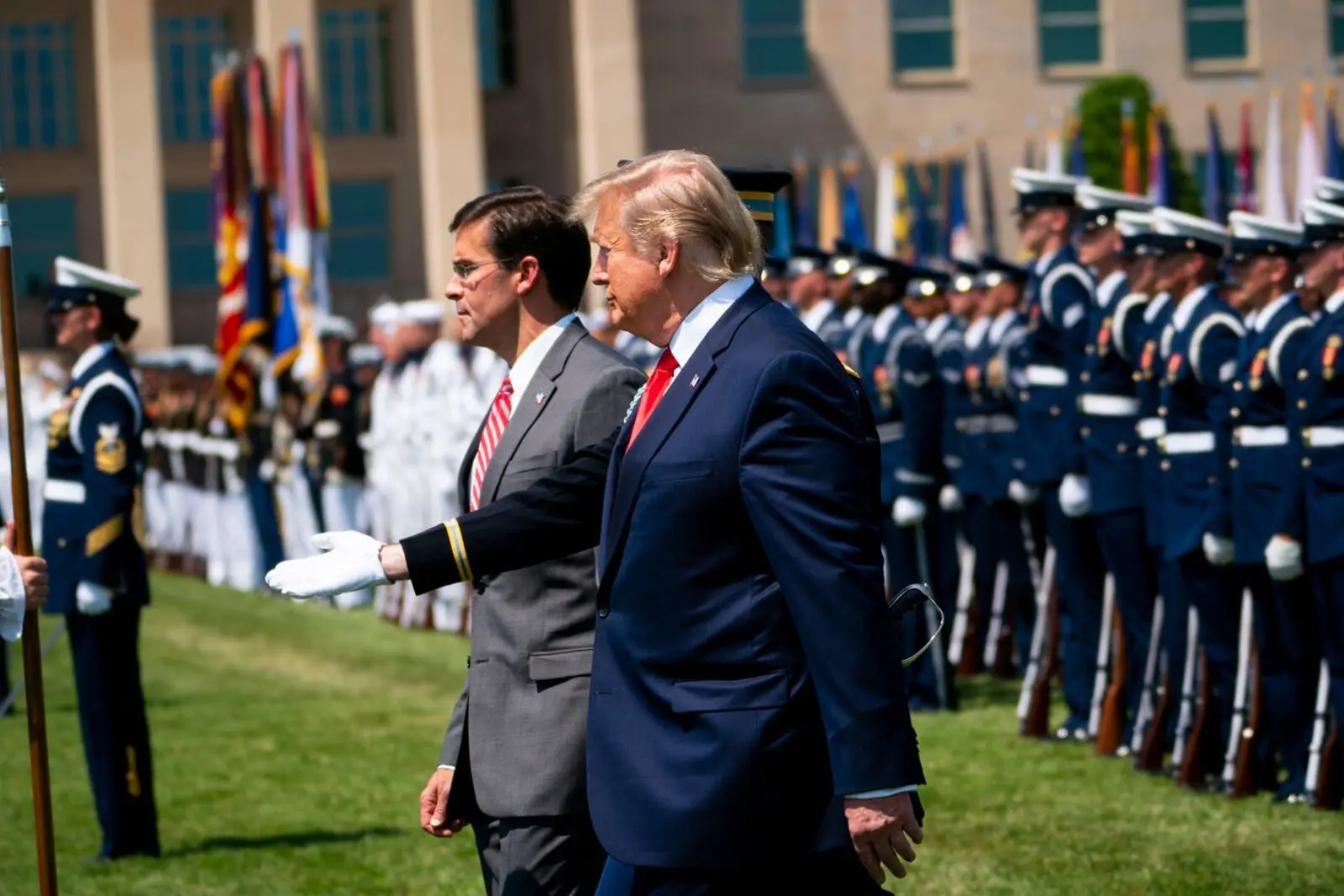 Donald Trump reúne a gigantes de industria militar para acelerar producción de misiles y armas