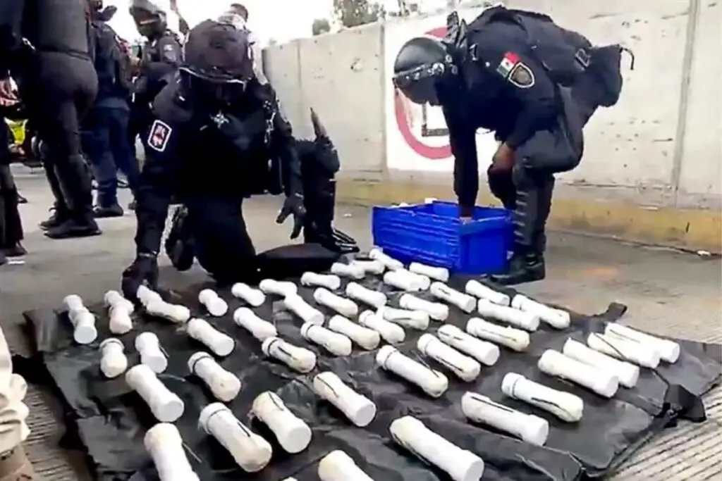 SSC asegura 59 artefactos explosivos en autobús de normalistas y padres de Ayotzinapa rumbo la CDMX