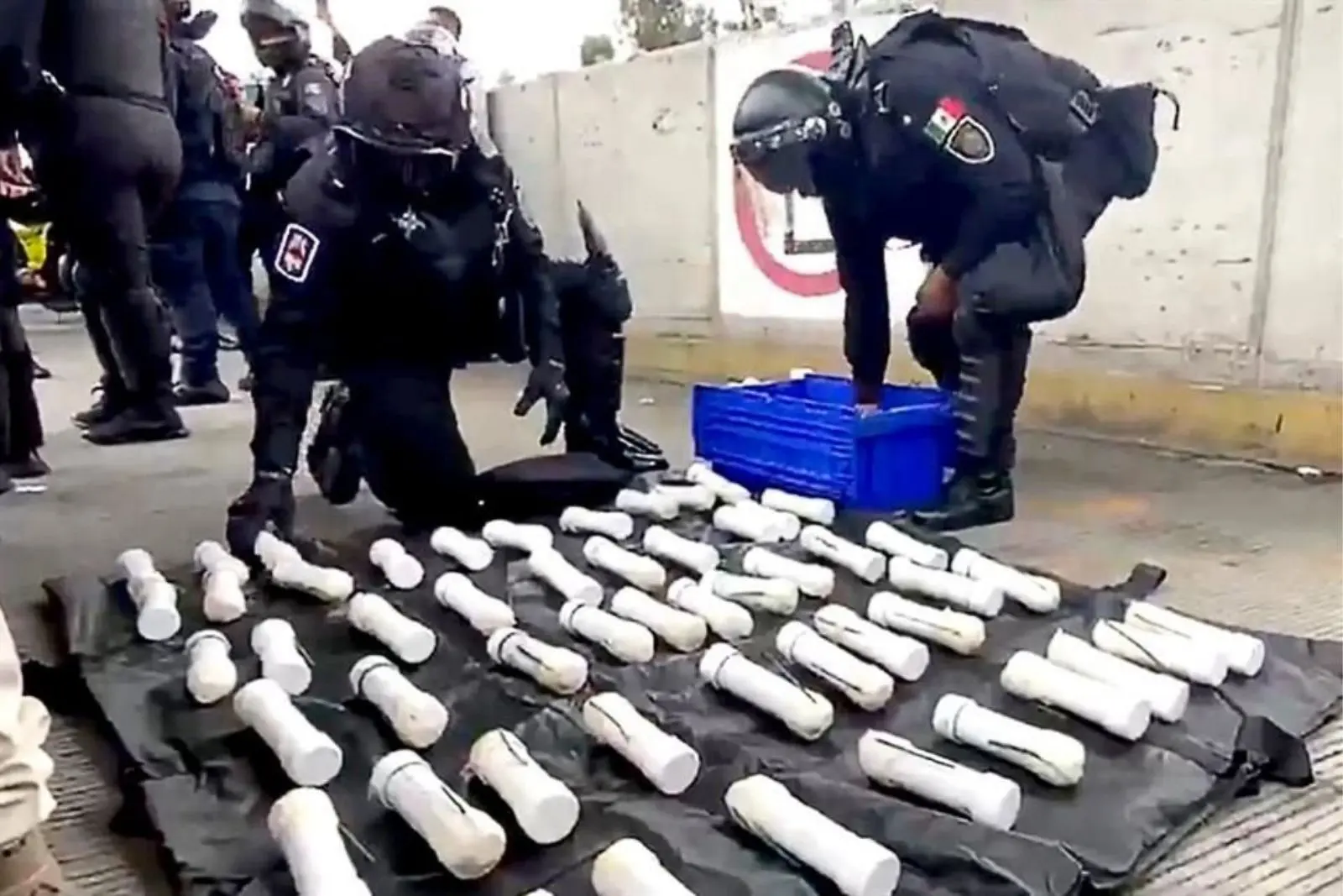 SSC asegura 59 artefactos explosivos en autobús de normalistas y padres de Ayotzinapa rumbo la CDMX