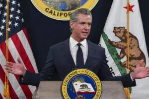 Gobernador de California acusa a Donald Trump de iniciar investigación en su contra