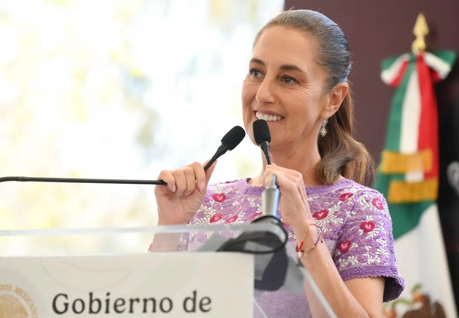 Presidenta encabeza entrega de tarjetas de la Beca Rita Cetina para uniformes y útiles en Tijuana