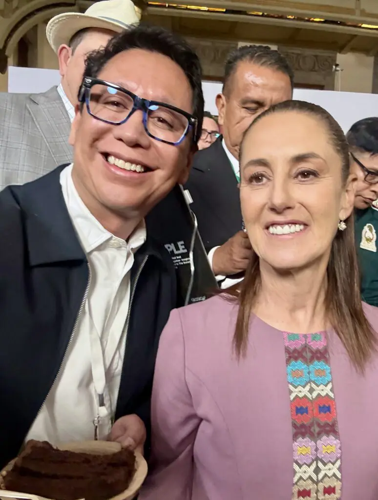 El periodista Jonathan Lozada, titular de este medio noticioso, en compañía de la Presidenta.