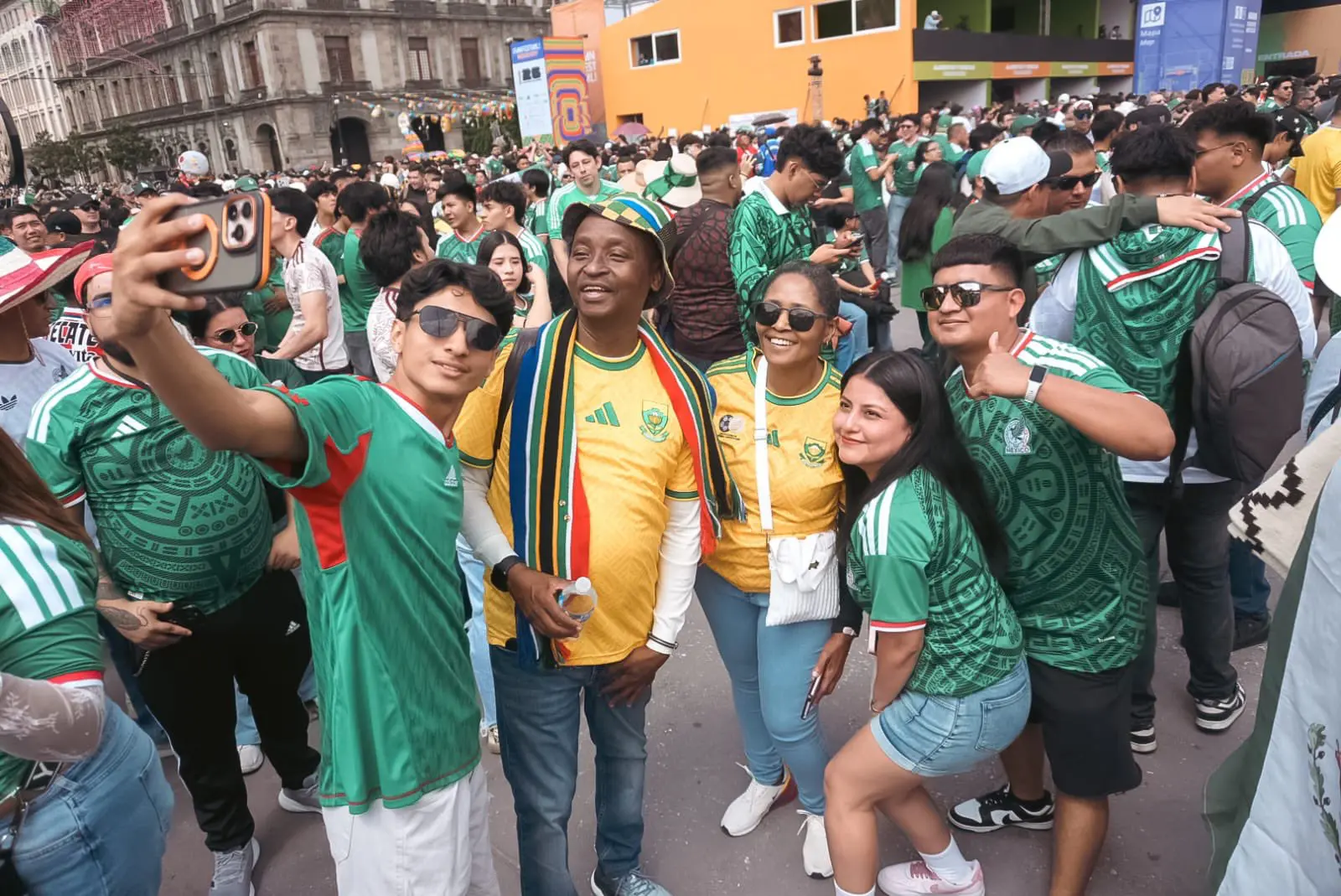 Más de 50 mil fanáticos se congregan en el Zócalo capitalino durante inauguración del Mundial