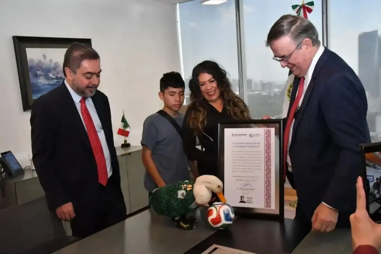 IMPI entrega registro de marca "Pato Merlín" a su creadora