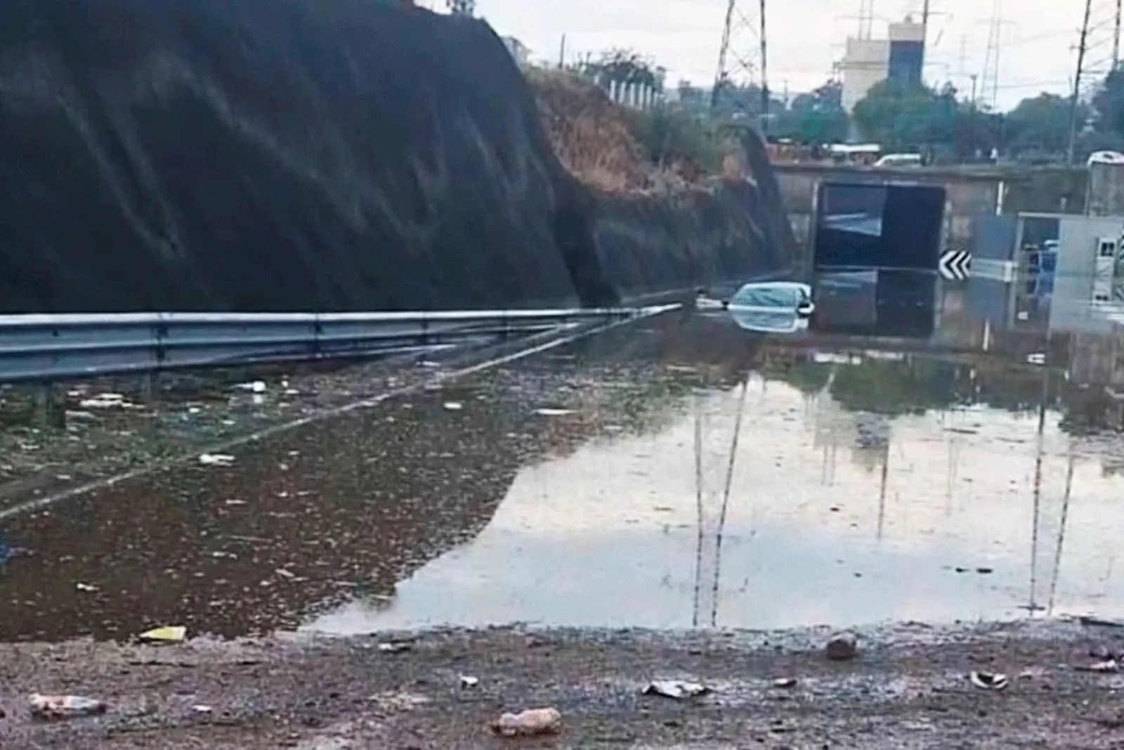 Inundaciones colapsan vialidades y afectan transporte en cinco municipios en Edomex